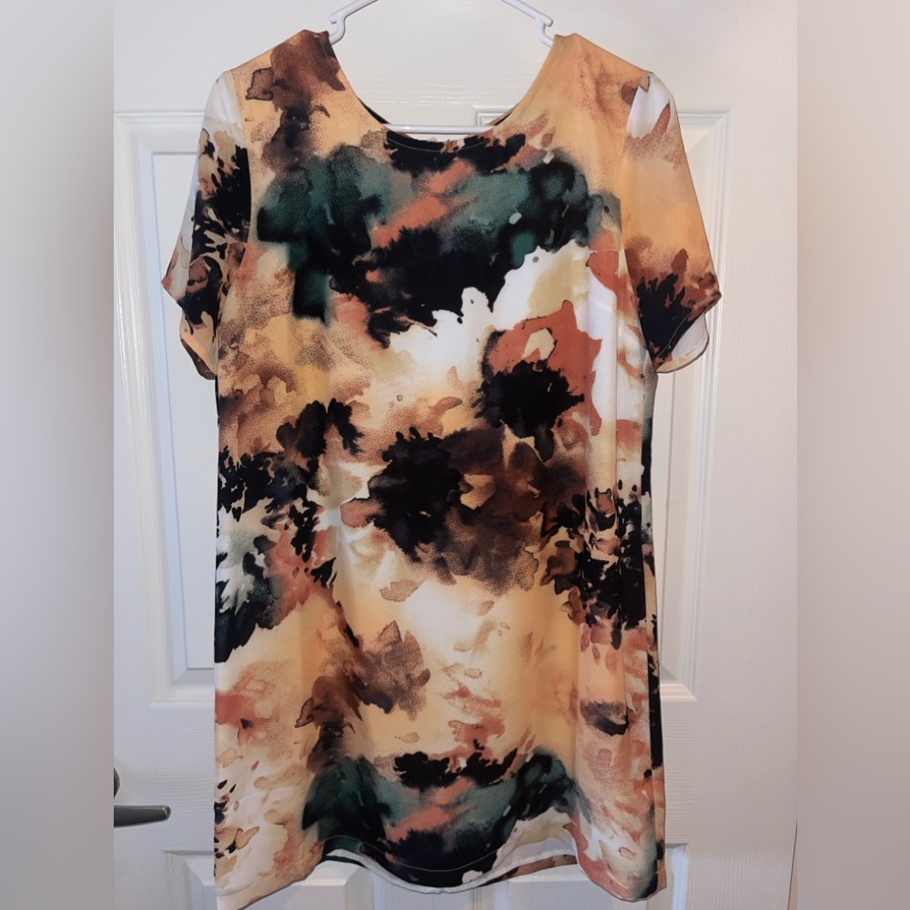 Lulus t-shirt style dress with abstract design